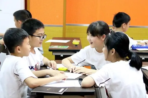 拉丁舞老师的“魔性教学”，全程激情澎湃，宝爸抢着接送孩子