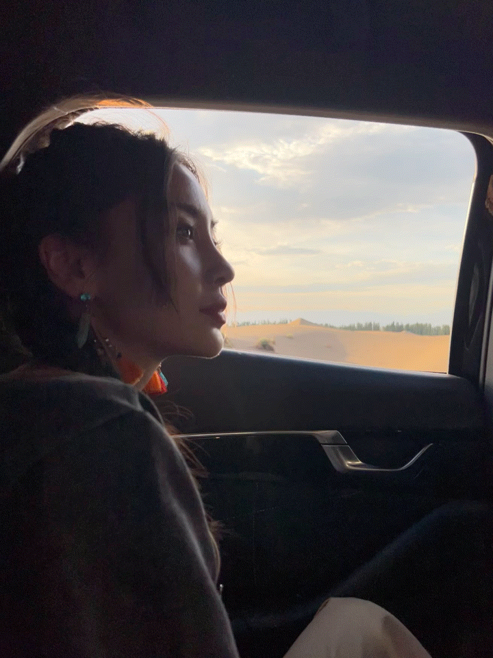 综艺《奔跑吧》直播截图中的baby小姐姐和新疆路透哦