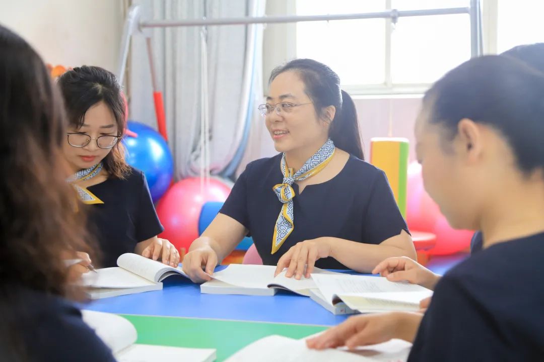 读书月，南湖小学继续深入开展书香校园建设和读书节活动