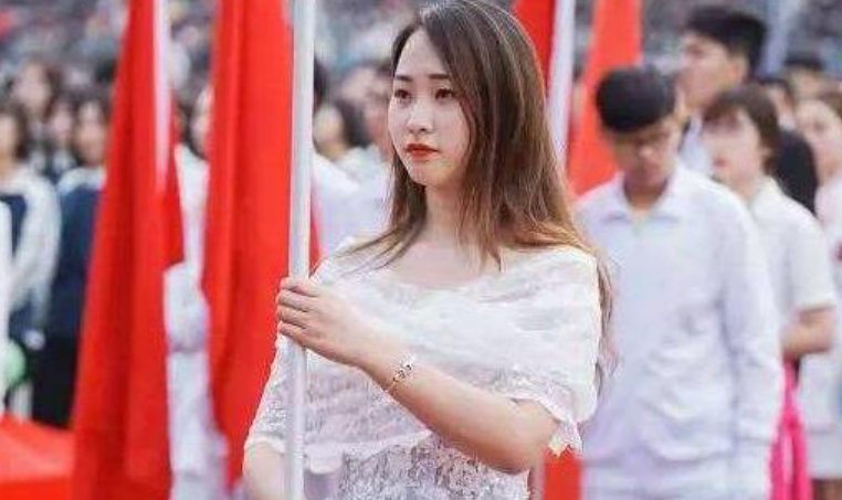 鞠婧祎高考成绩多少分（高三举牌女生火了）