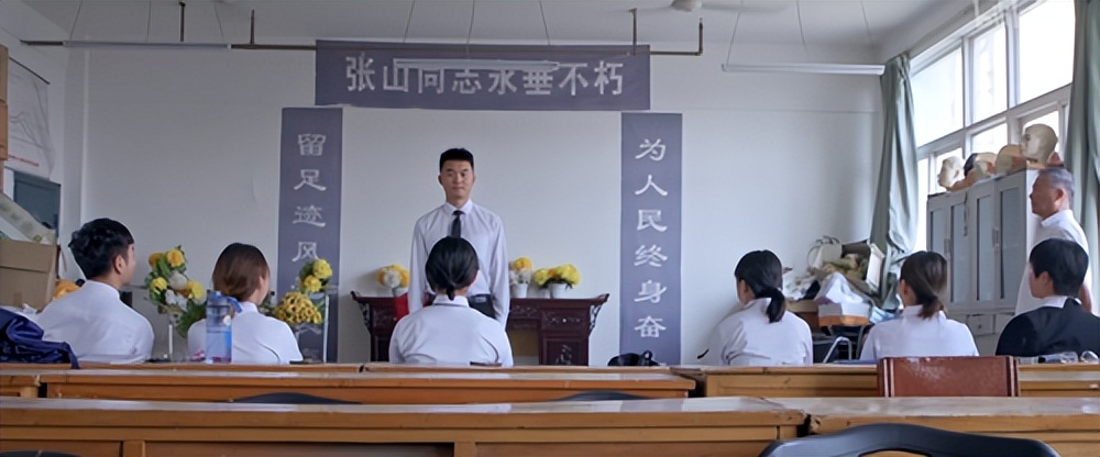 在殡葬专业上课，每天认真学习如何把人送走