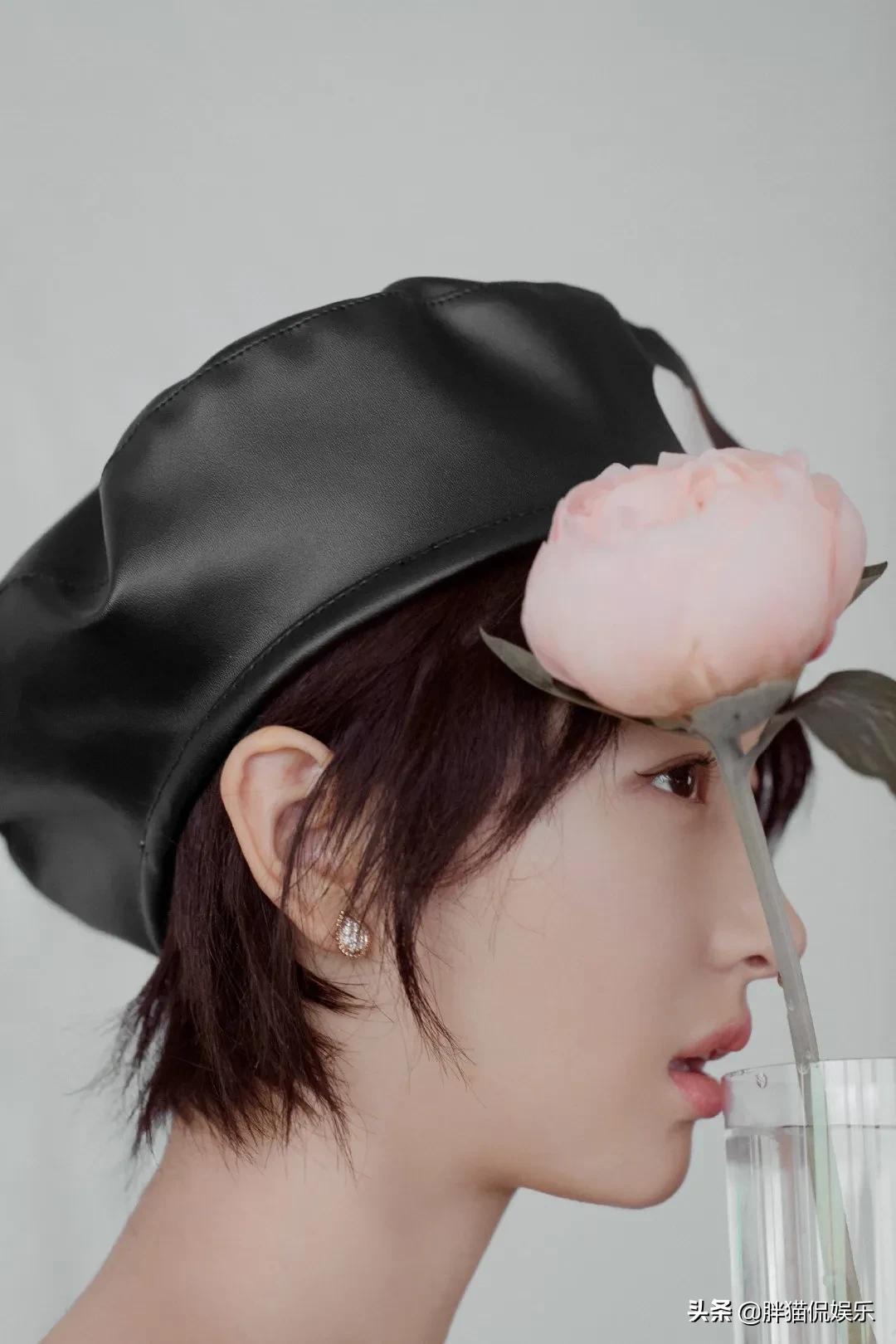 周冬雨一身粉色长裙化身美丽小天鹅，虽然不惊艳却很耐看