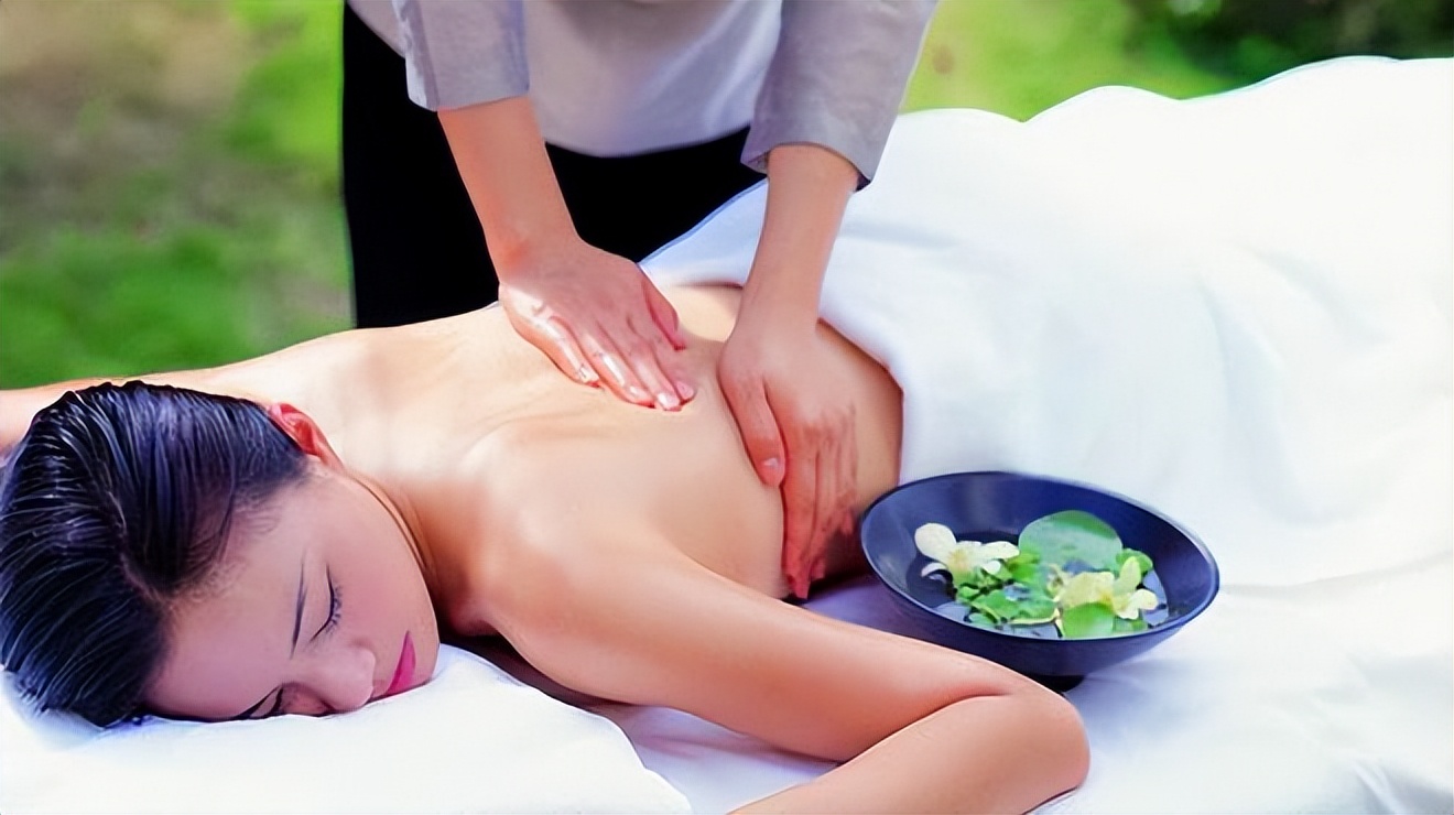 89岁孙爷爷帮怀孕女揉腿 网友：男女授受不亲