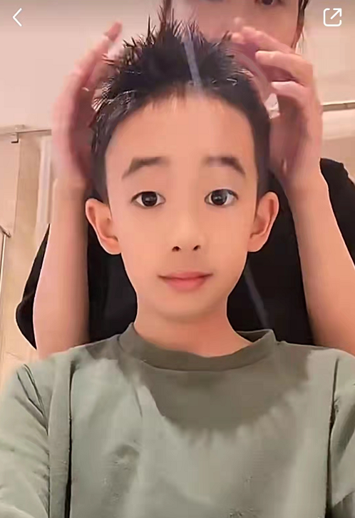 应采儿晒宅家日常，亲自为儿子理发好有爱，Jasper越长越像妈妈