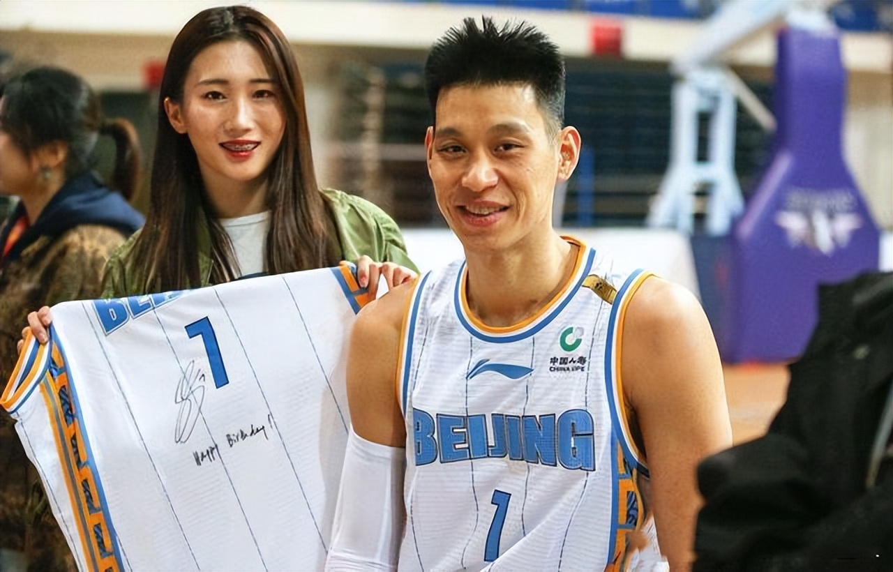 为什么女的都喜欢nba球员(拒绝拳王梅威瑟示爱，为何卡戴珊一度高调示爱小角色林书豪？)