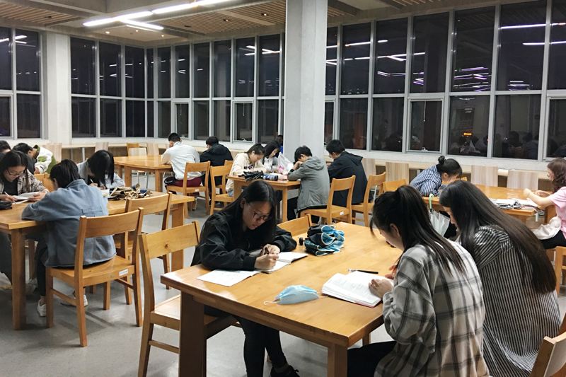 现实中的普信男？女大学生在自习室，收到对面男生的“小纸条”