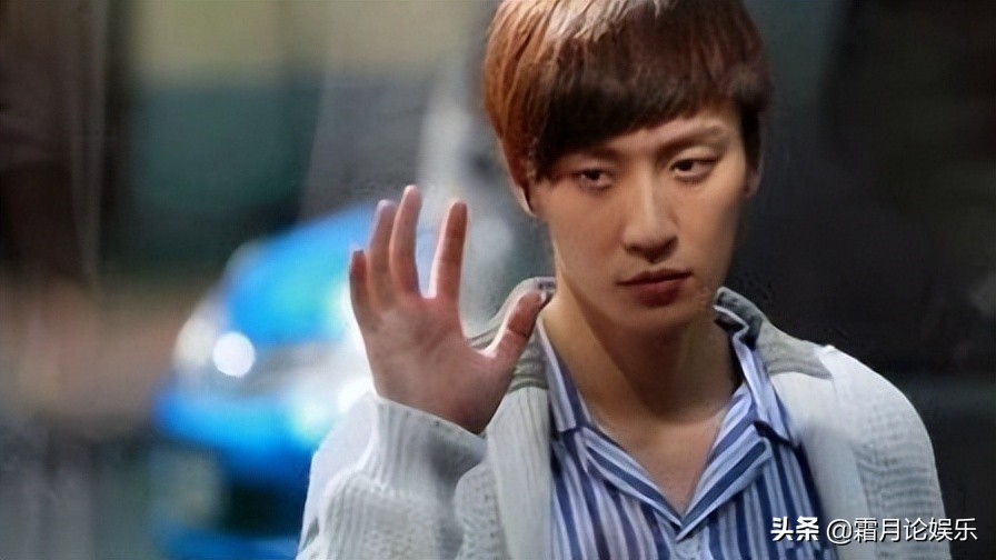 厨房里悠然自得的烹饪着美食,电视里还在循环播放着乔任梁的电视剧