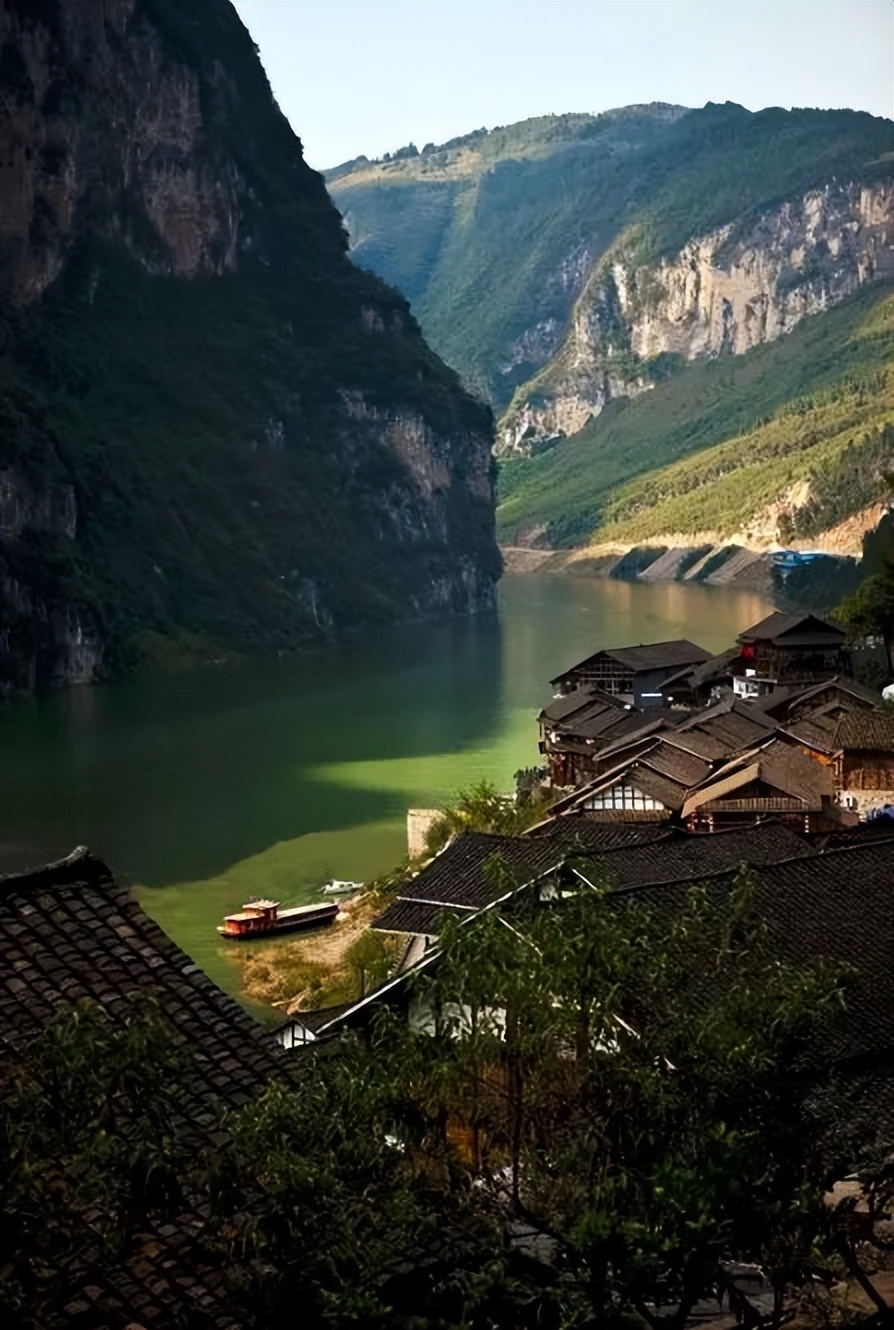 坐标:重庆市酉阳县双泉大石和苍岭大河口之间14 贵州·坝陵河峡谷红色