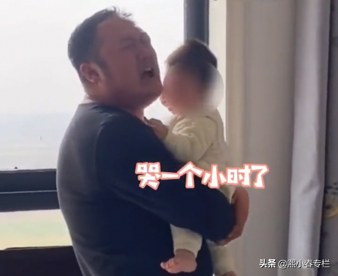 河南一宝爸哄不好孩子，崩溃大哭：心疼死俺啦，他都哭一个小时了