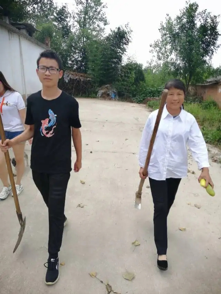 “寒门学子”江群：一家6口靠母亲养活，高考681分圆梦清华