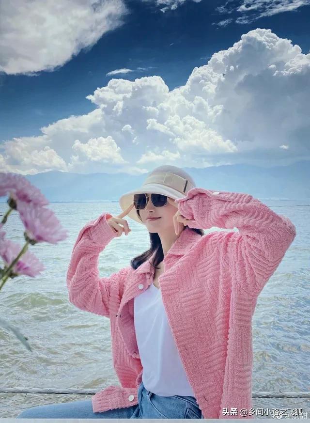 景甜置身碧海蓝天 穿粉外套撩拨长发好甜美