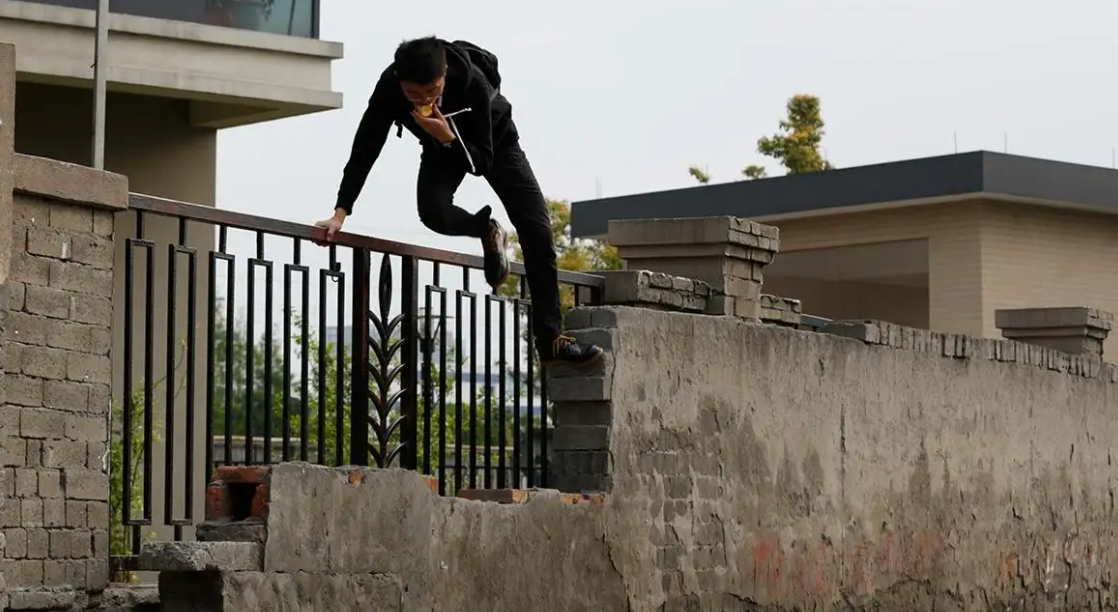 令人气愤！郑州大学两名在校生翻墙外出，网友：建议开除