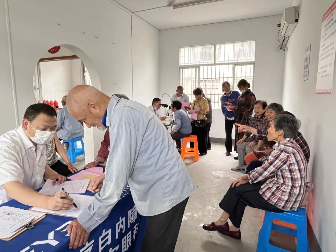 南浔区举办“呵护眼睛 守护光明”全国爱眼日线下义诊活动