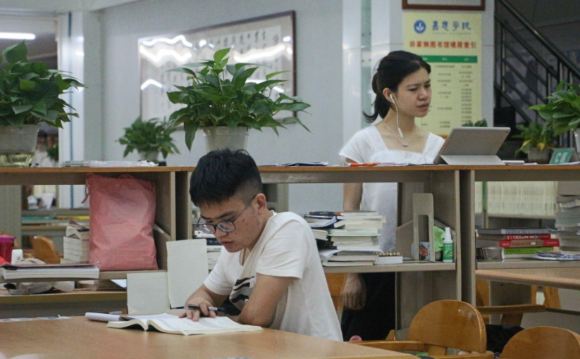 大学生迎来“新改革”，毕业难度再提升，预计2022年全面实行