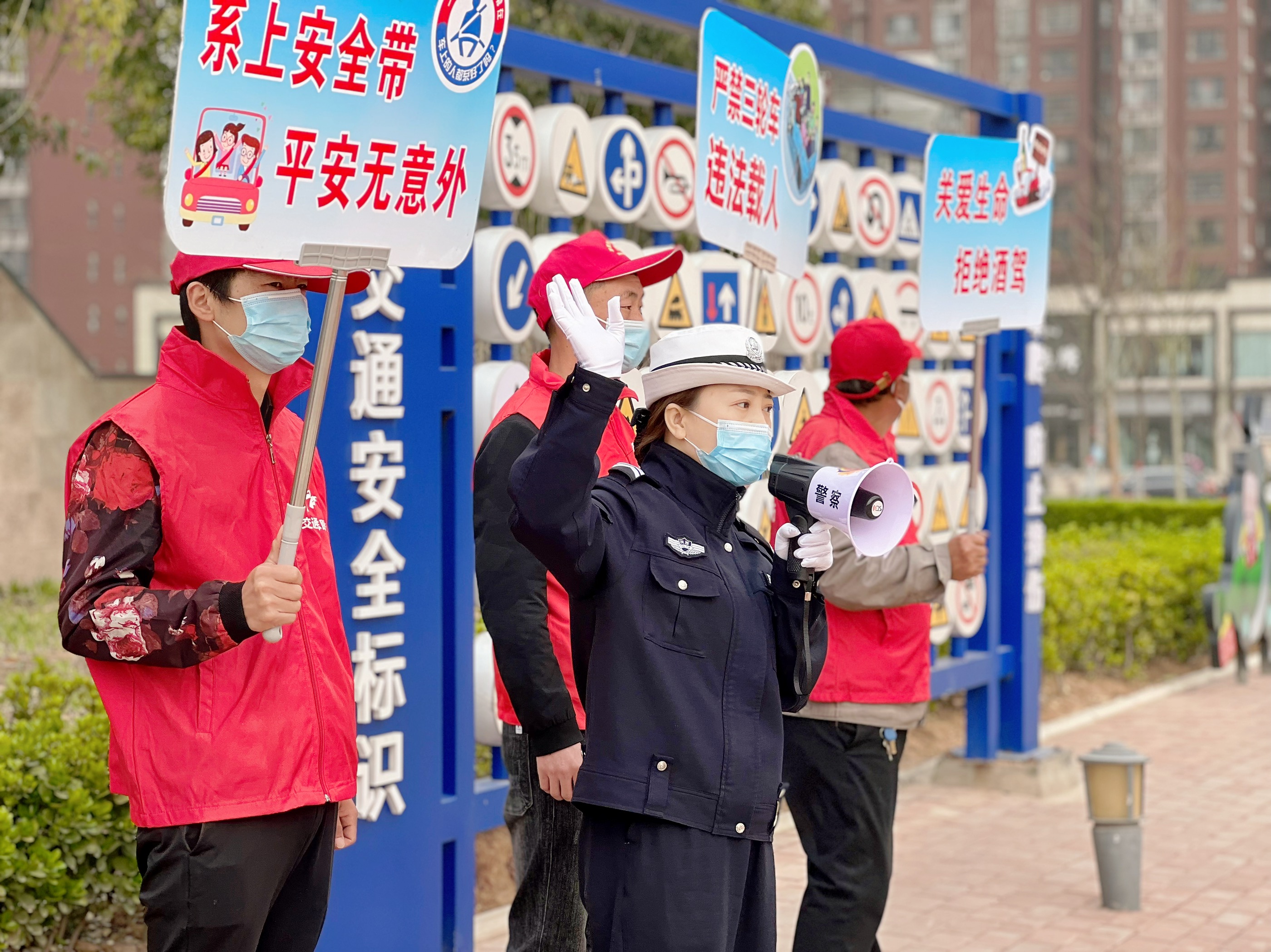 心系环卫工人 蒲城公安交警上好“交安课” 保障“橙衣天使”安全（组图）