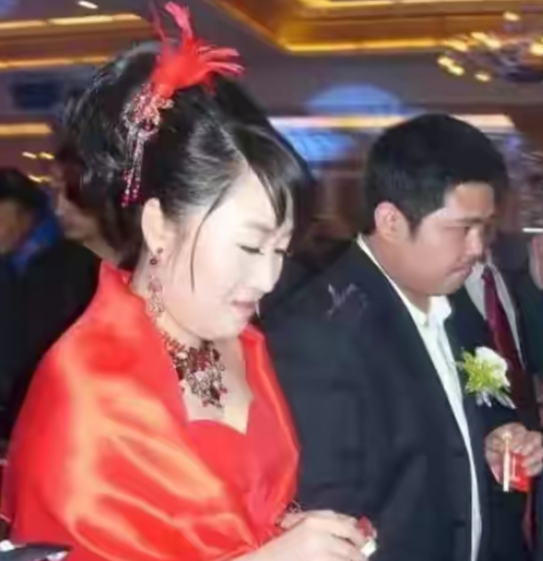 同是赵本山的种，把前妻女儿和后妻女儿一对比，差距一目了然