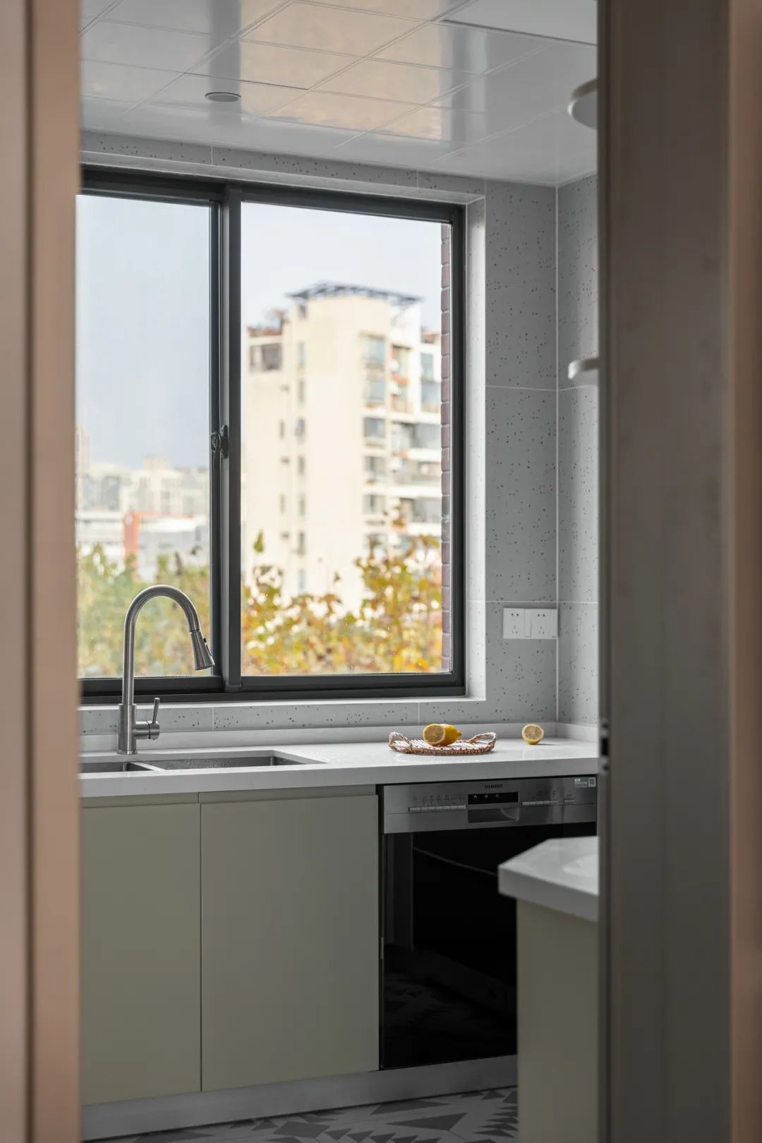 空间局促？布局鸡肋？107m²老破小变森系原木屋，他家盘活了
