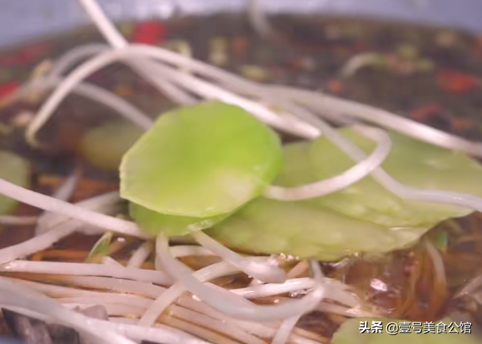 香辣版本的酸汤五花肉，酸辣爽口，肉嫩味美，吃了一次还想吃