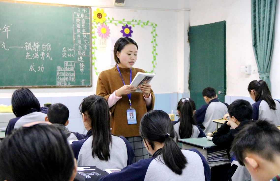 90后教师阅卷火了，评语风趣幽默，网友：这样的老师给我来一打
