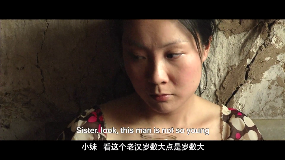 《光棍儿》剧照老杨在炕上享受新婚之夜时,俏三在炕上翻来覆去睡不着