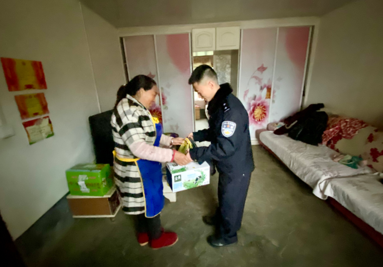 汉阴县公安局平梁派出所：寒冬真情送温暖，帮扶慰问暖人心