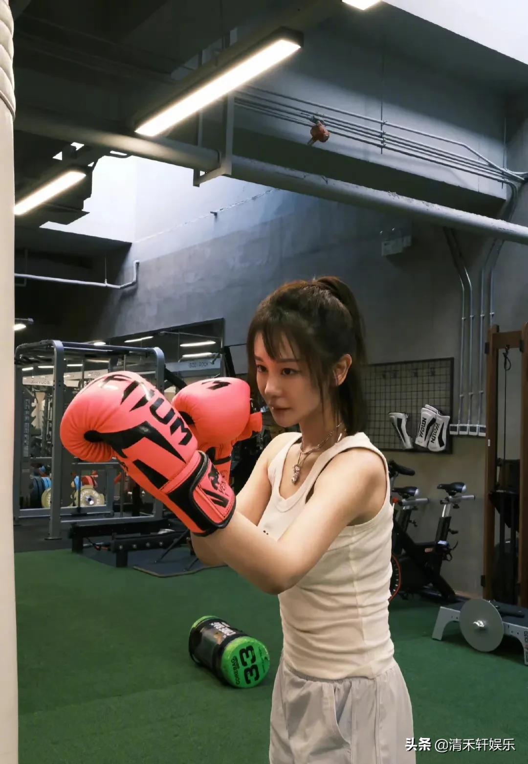 海陆，是一个活泼漂亮的小姐姐。爱外出旅游、也爱打拳，超酷