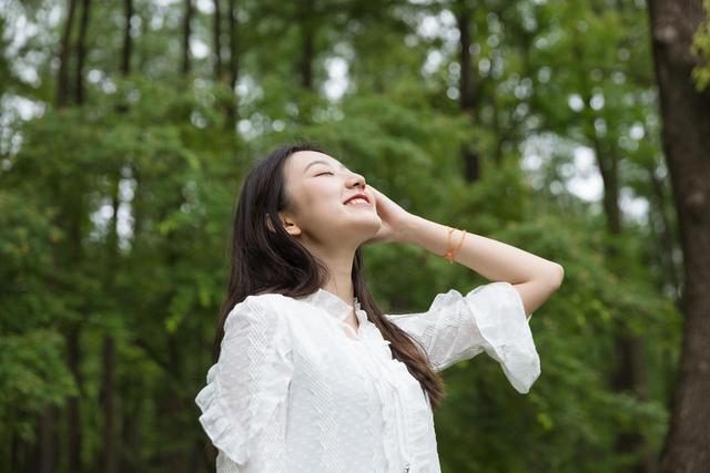 不爱发朋友圈的女人，真的很聪明