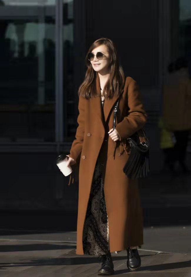 除了刘诗诗外,穿驼色大衣的女明星还真不少.