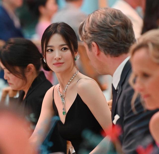 41岁宋慧乔频上热搜：御姐职场休闲均可驾驭，这样的女人谁不爱？