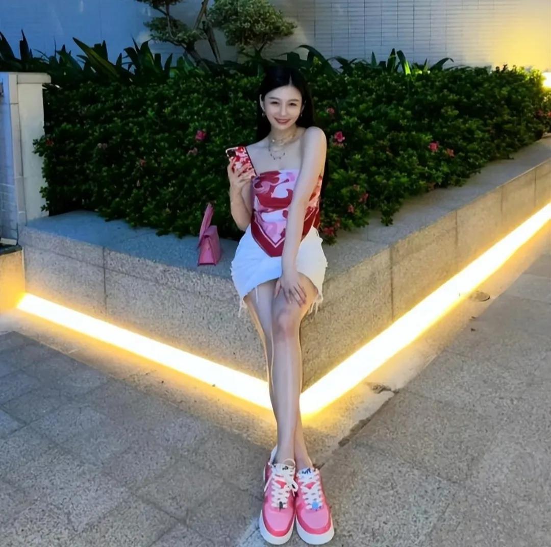 邱淑贞女儿身材好真任性！拿丝巾当“上衣”穿，看着简单却挺时髦