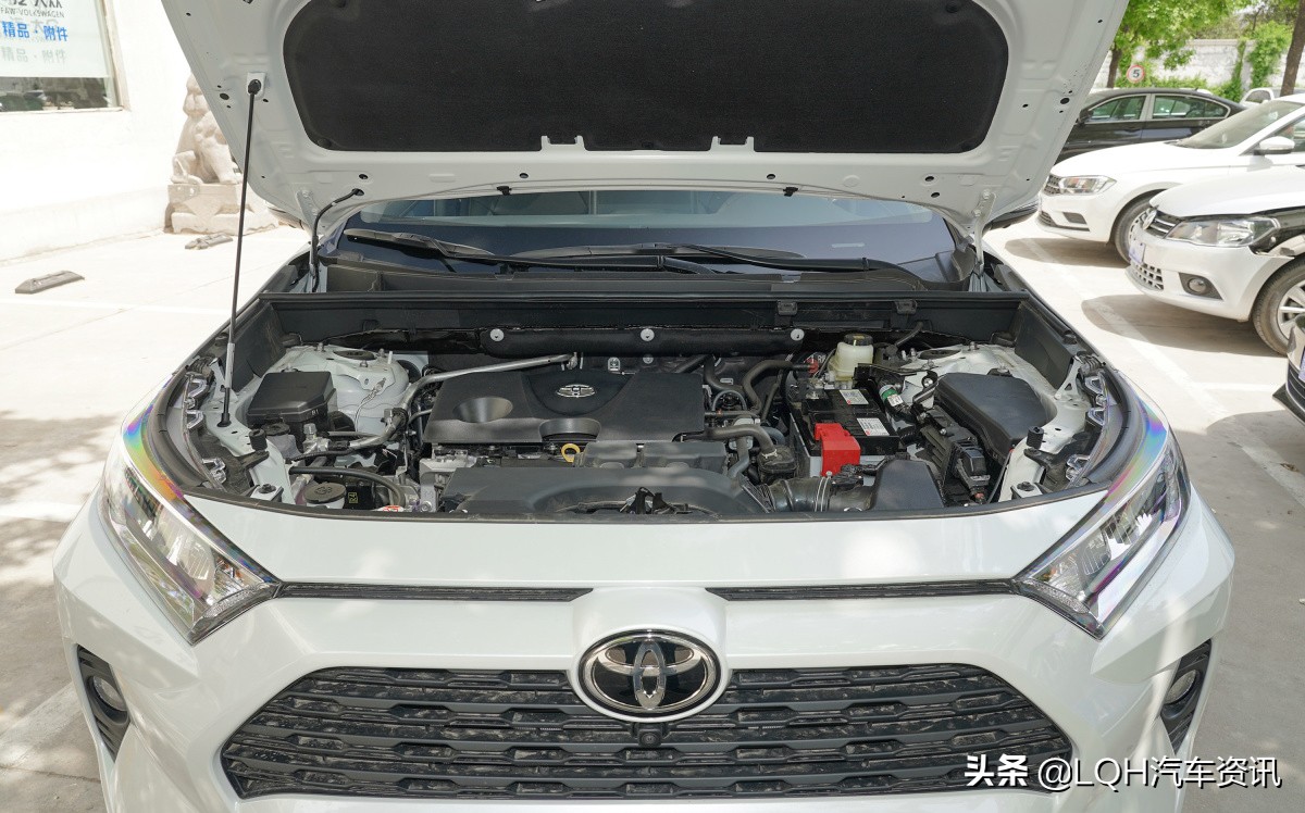 手握20多万，全新丰田RAV4和大众迈腾，买哪个更适合家用呢？