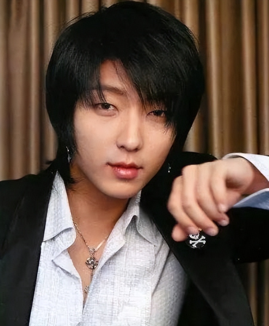 女子生得一副丹凤眼,则眼波流转间妩媚动人;男子若生得一双丹凤眼