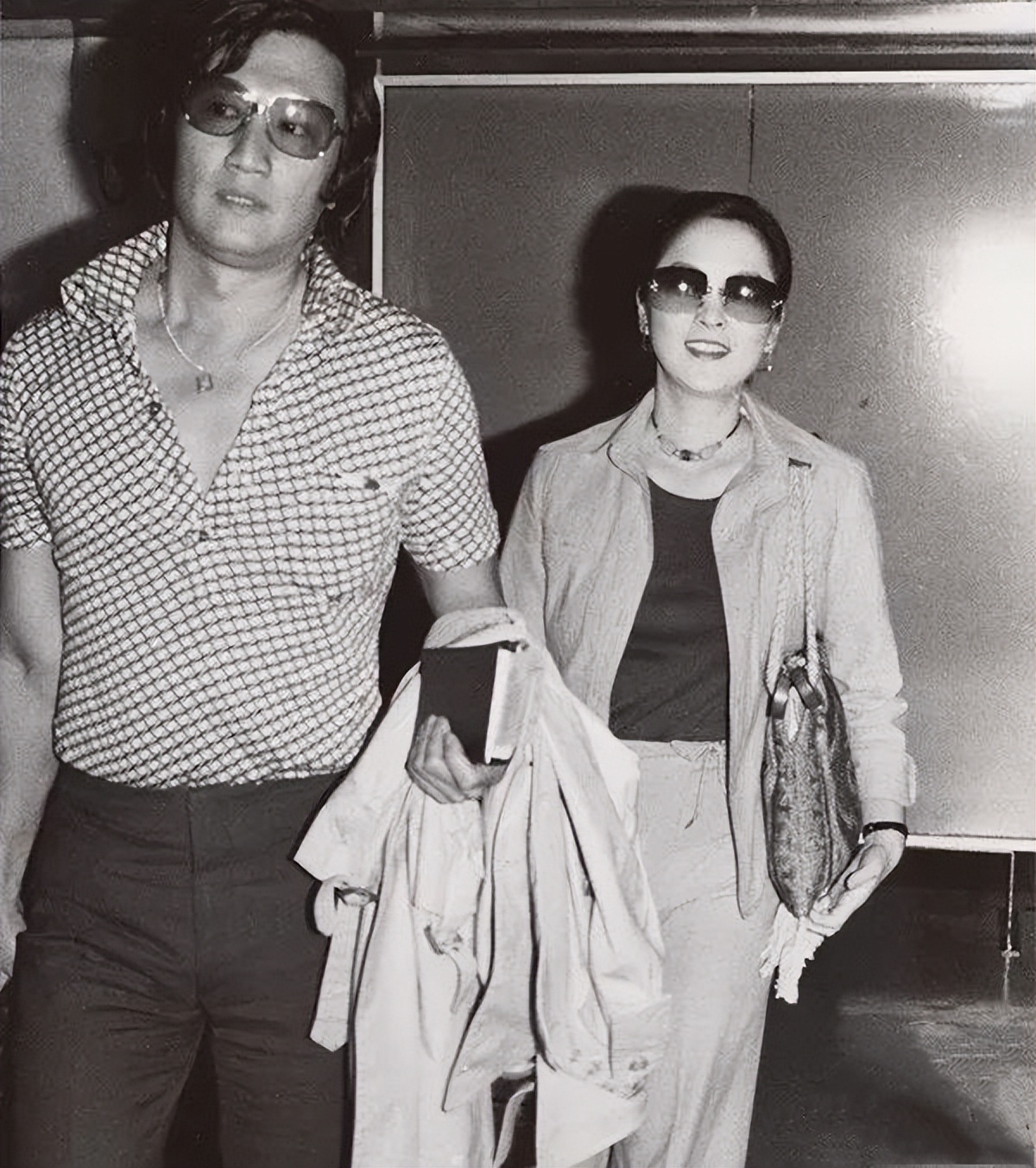 离婚27年，狄波拉和谢贤的人生状况，有何不同？