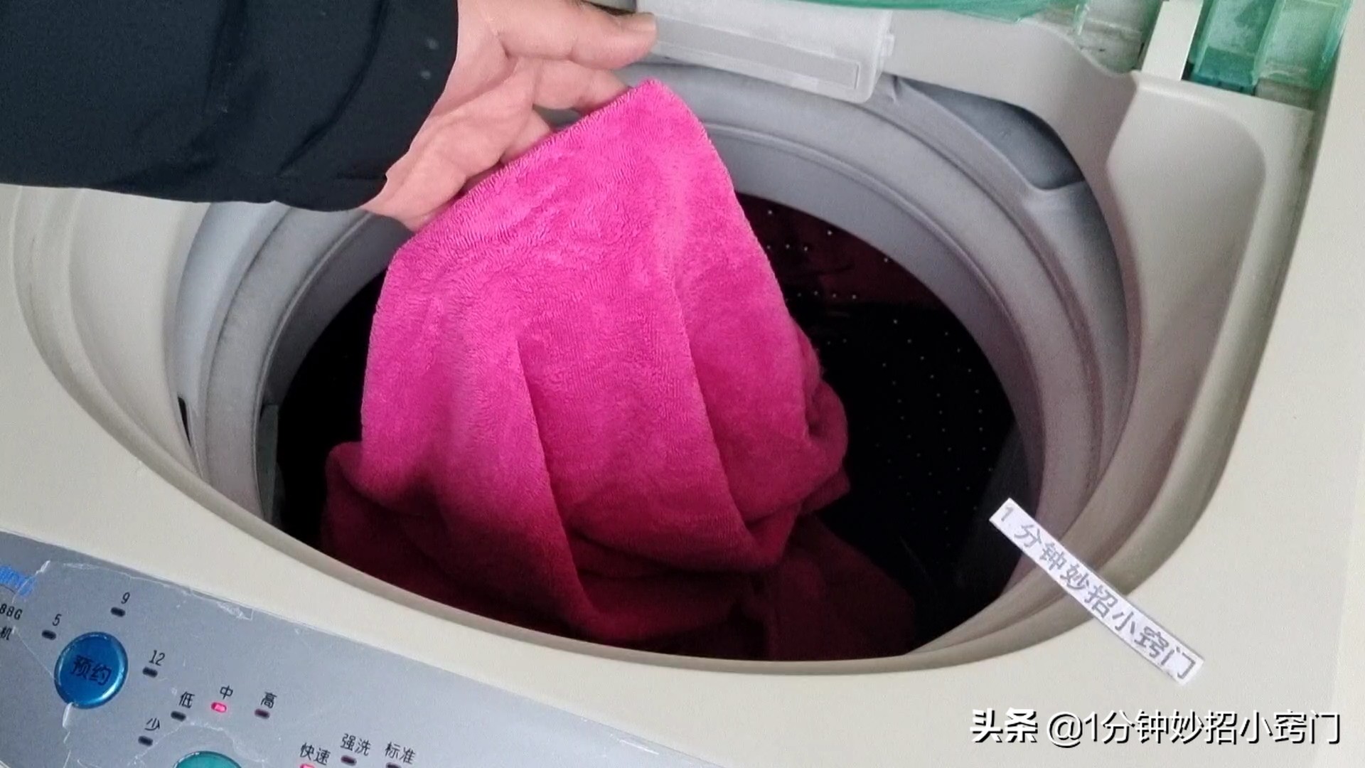 每次洗衣服前，洗衣机里倒一碗，不管多脏的衣服洗完都跟新的一样