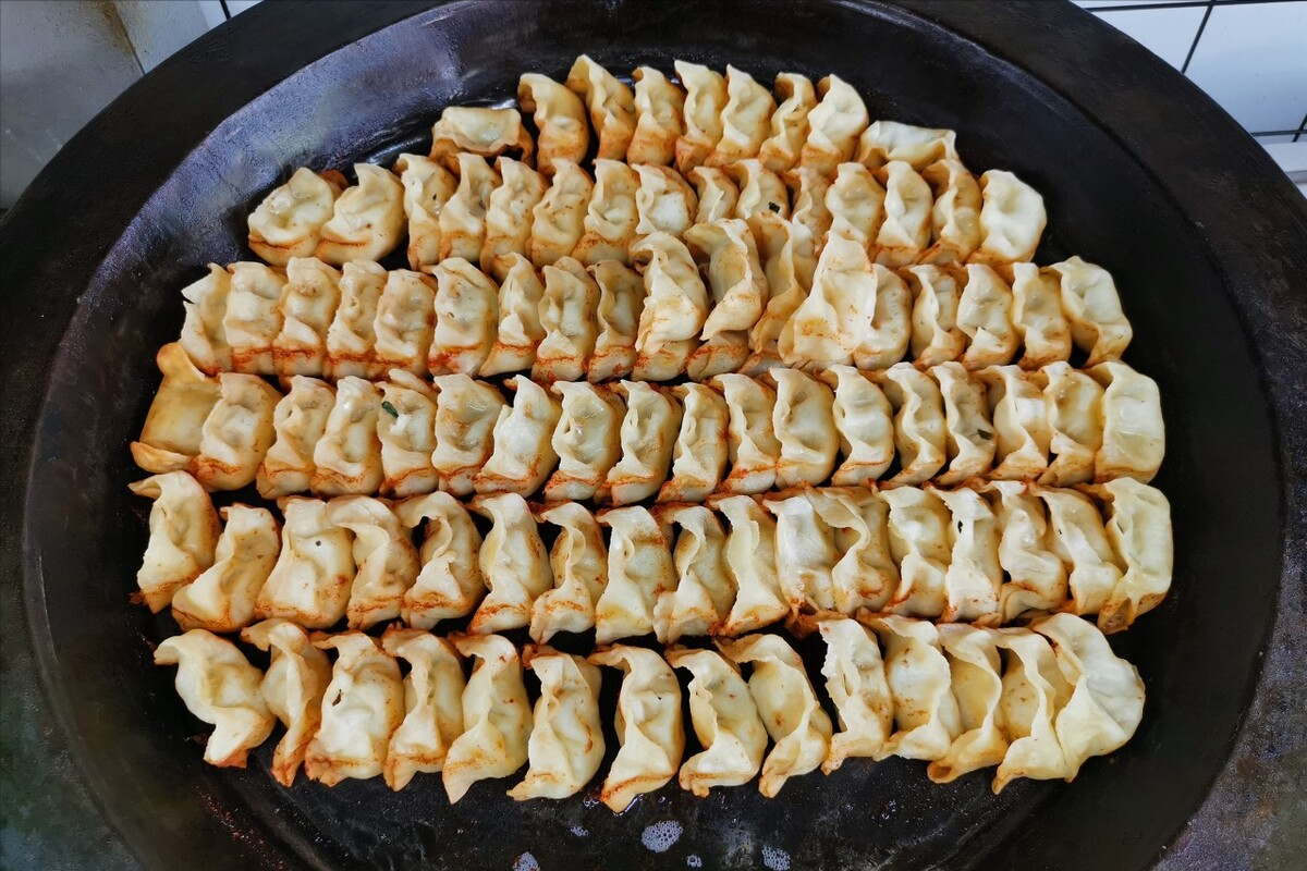 速冻饺子怎么做煎饺（分享配方比例煎饺色泽金黄有冰花）