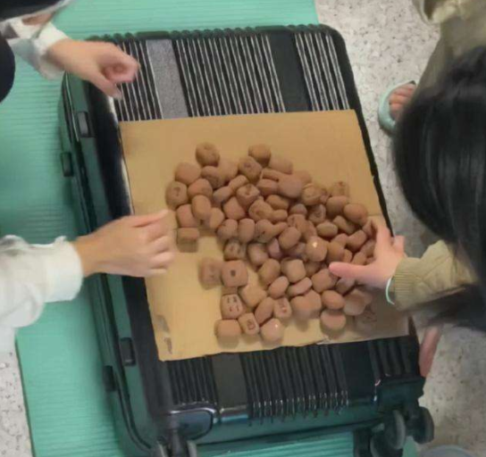 大学生封校有多闲？宿舍里面和泥做麻将引热议，这真是给憋坏了