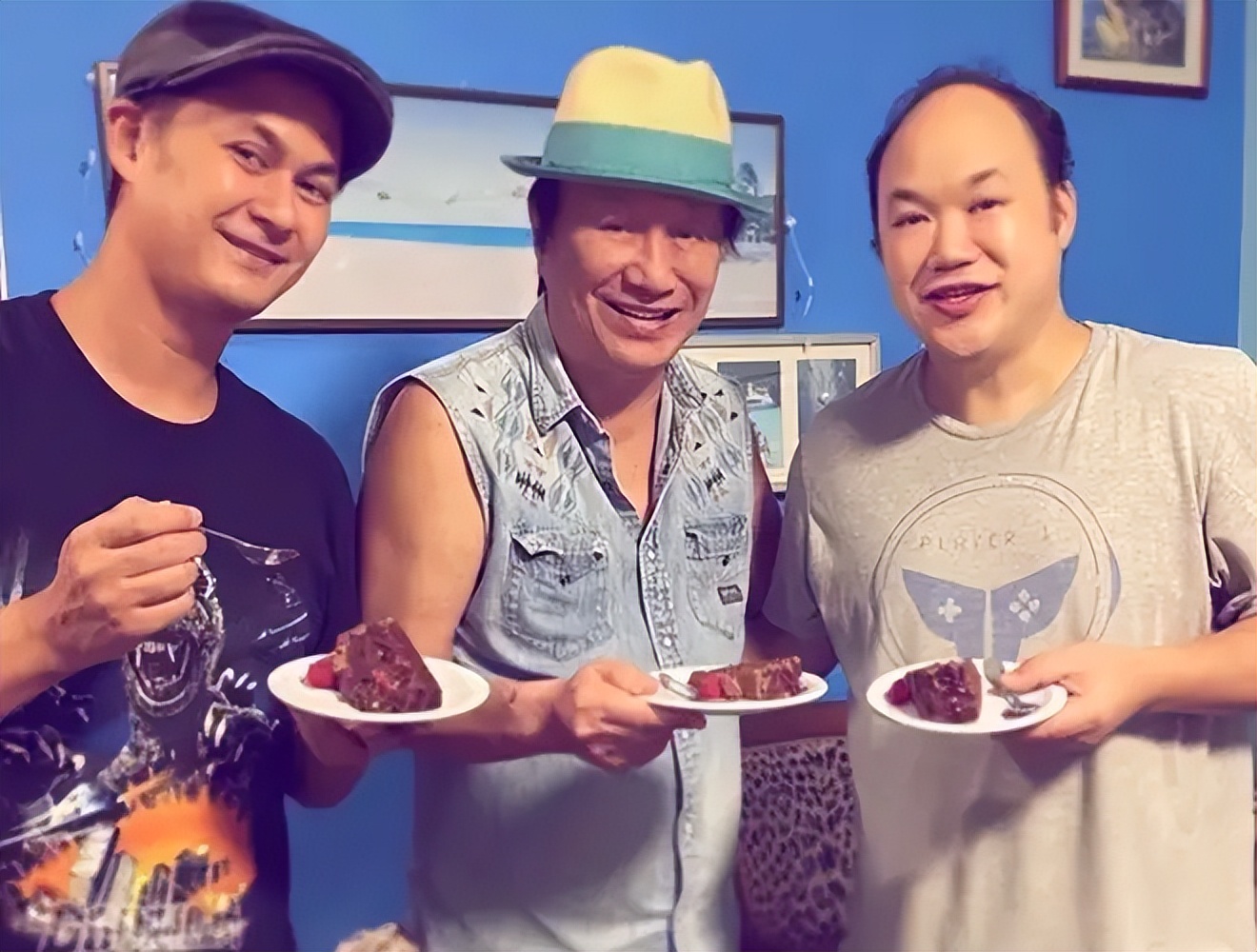 74歲的許冠傑看似輕鬆曬全家福！