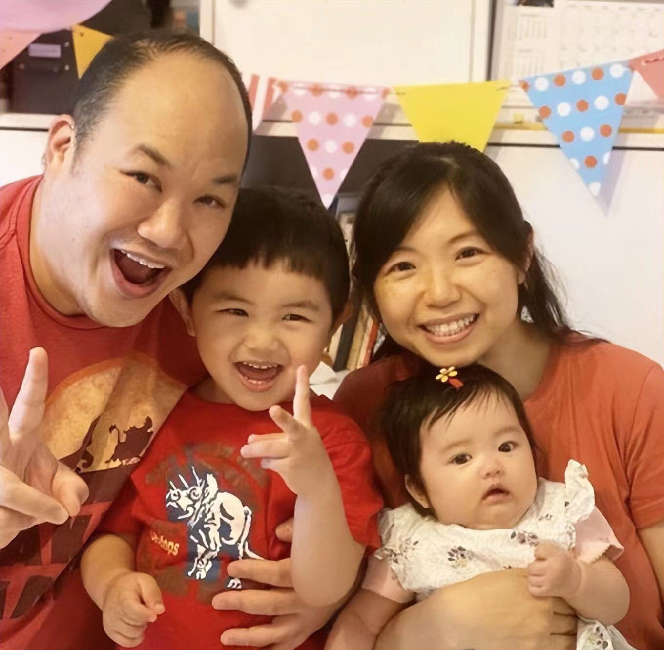 74歲的許冠傑看似輕鬆曬全家福！