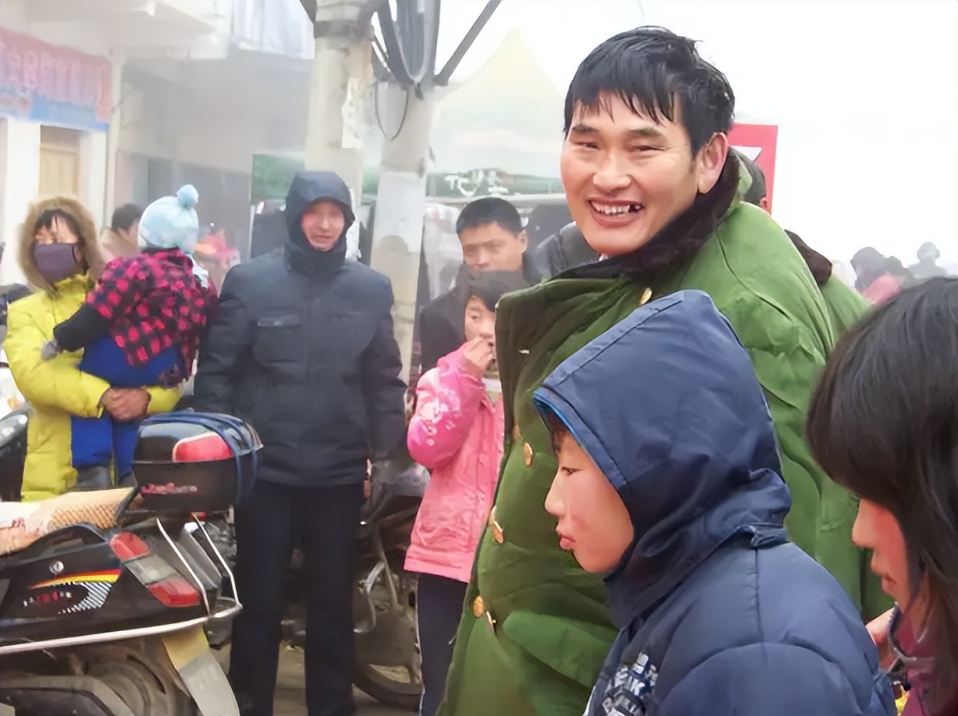 5位明星借钱难堪的明星，王宝强比较惨，大衣哥被借出去100多万