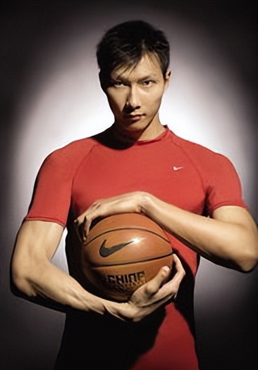 林书豪为什么进nba了(在NBA效力期间，林书豪的表现却比阿联更出色，这是什么原因？)