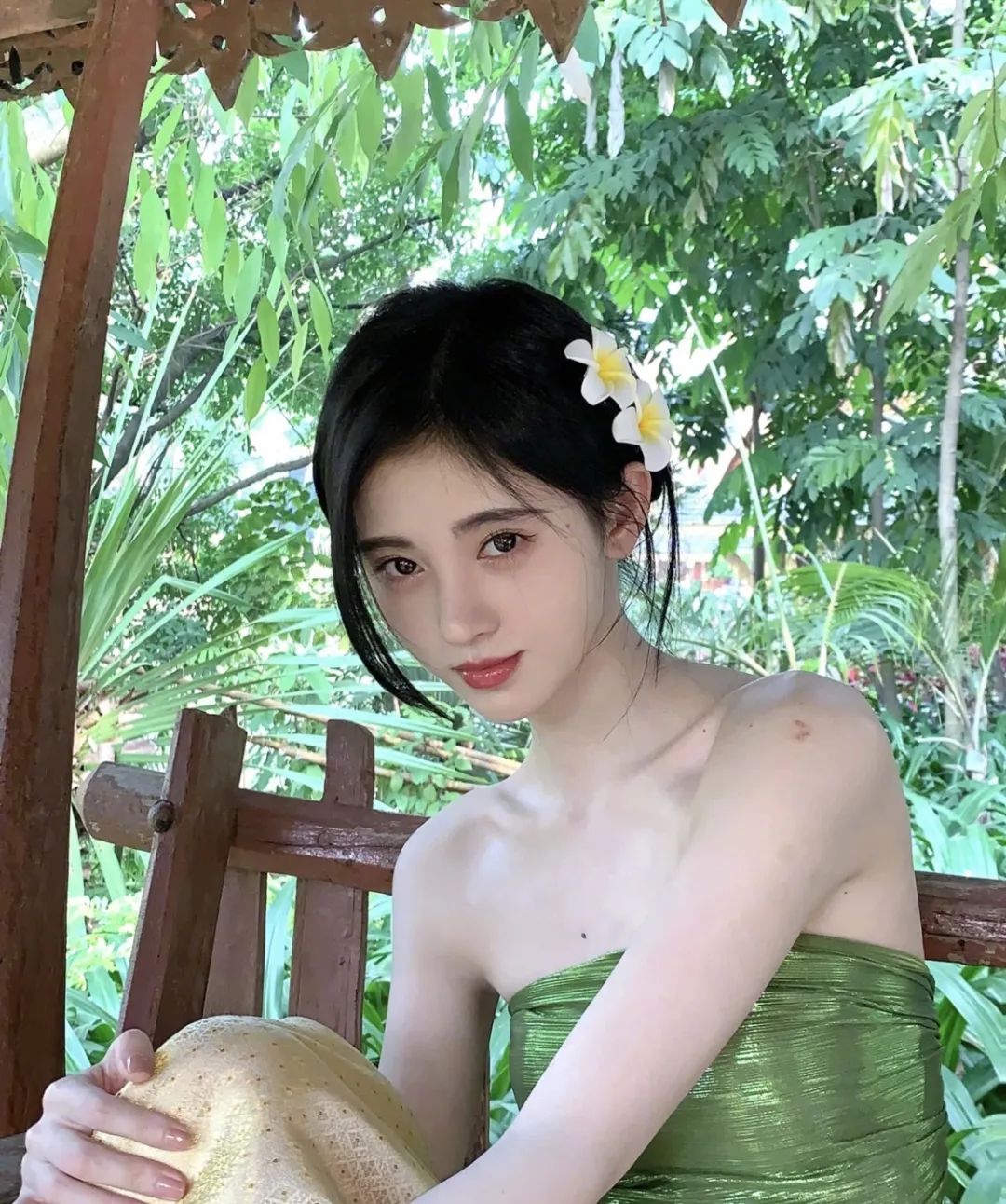 鞠婧祎：从平平无奇的土味路人，蜕变成氛围感女王