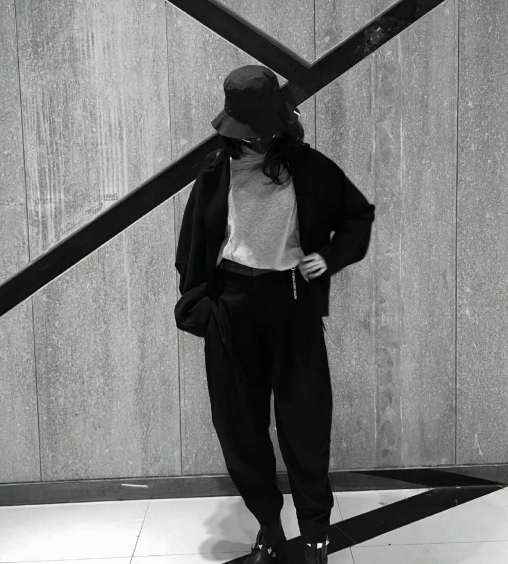 关晓彤晒美照，露肩上衣微露锁骨眼神妩媚，一双大长腿太优越