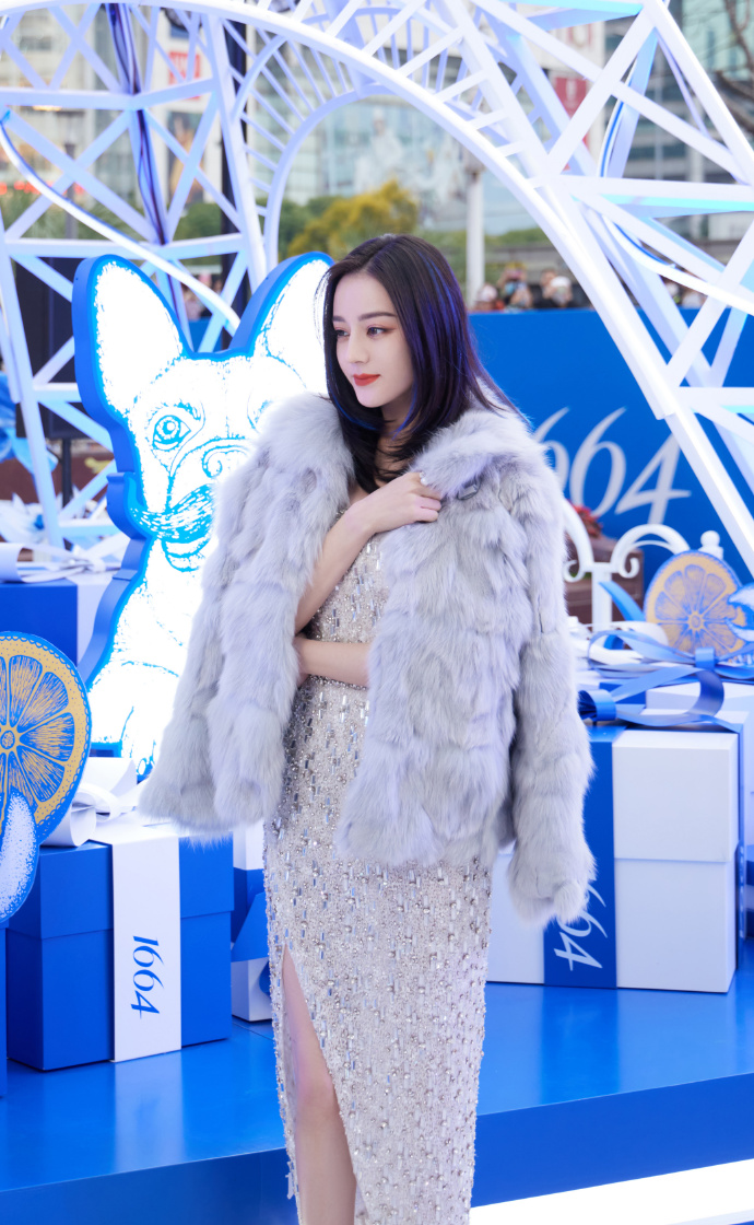 迪丽热巴大方晒工作照,穿高开叉抹胸亮片裙,丝毫不逊色一线名模