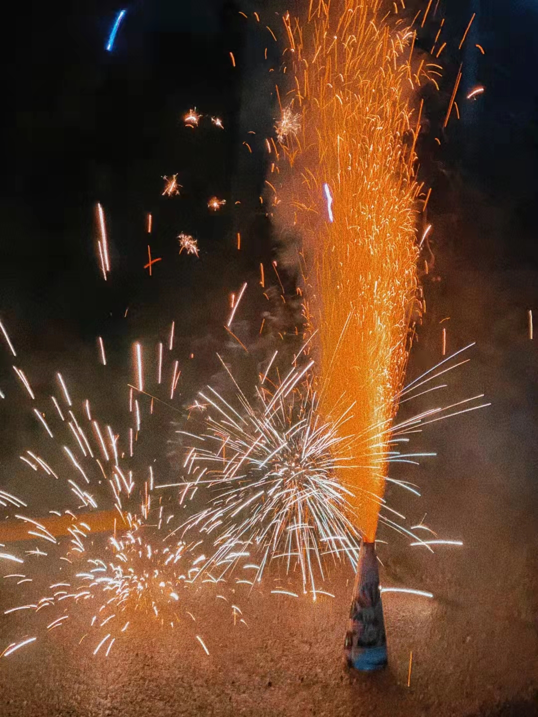 手拿烟花图片(带娃放了5箱鞭炮) - 赤虎壹号