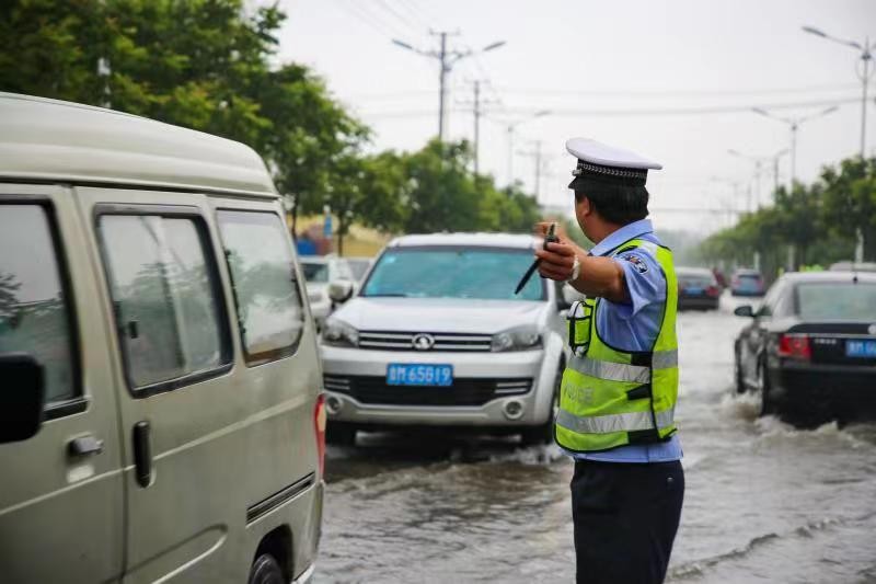 沾化交警点、线、面结合筑牢汛期道路交通安全防线