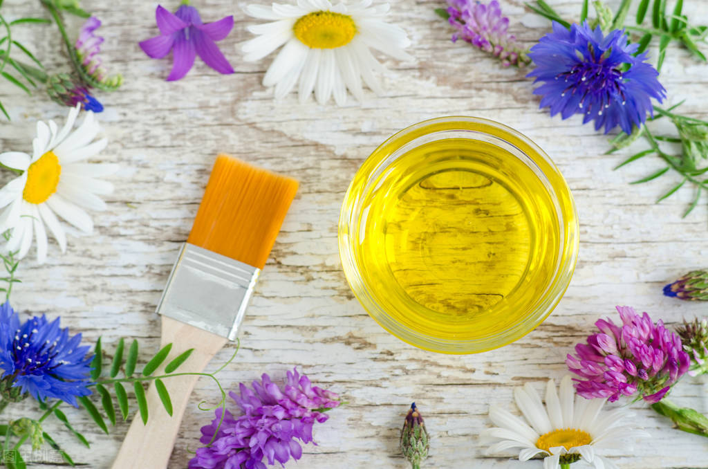 没有卸妆水怎么卸妆才能卸干净，卸妆水和卸妆油的区别？