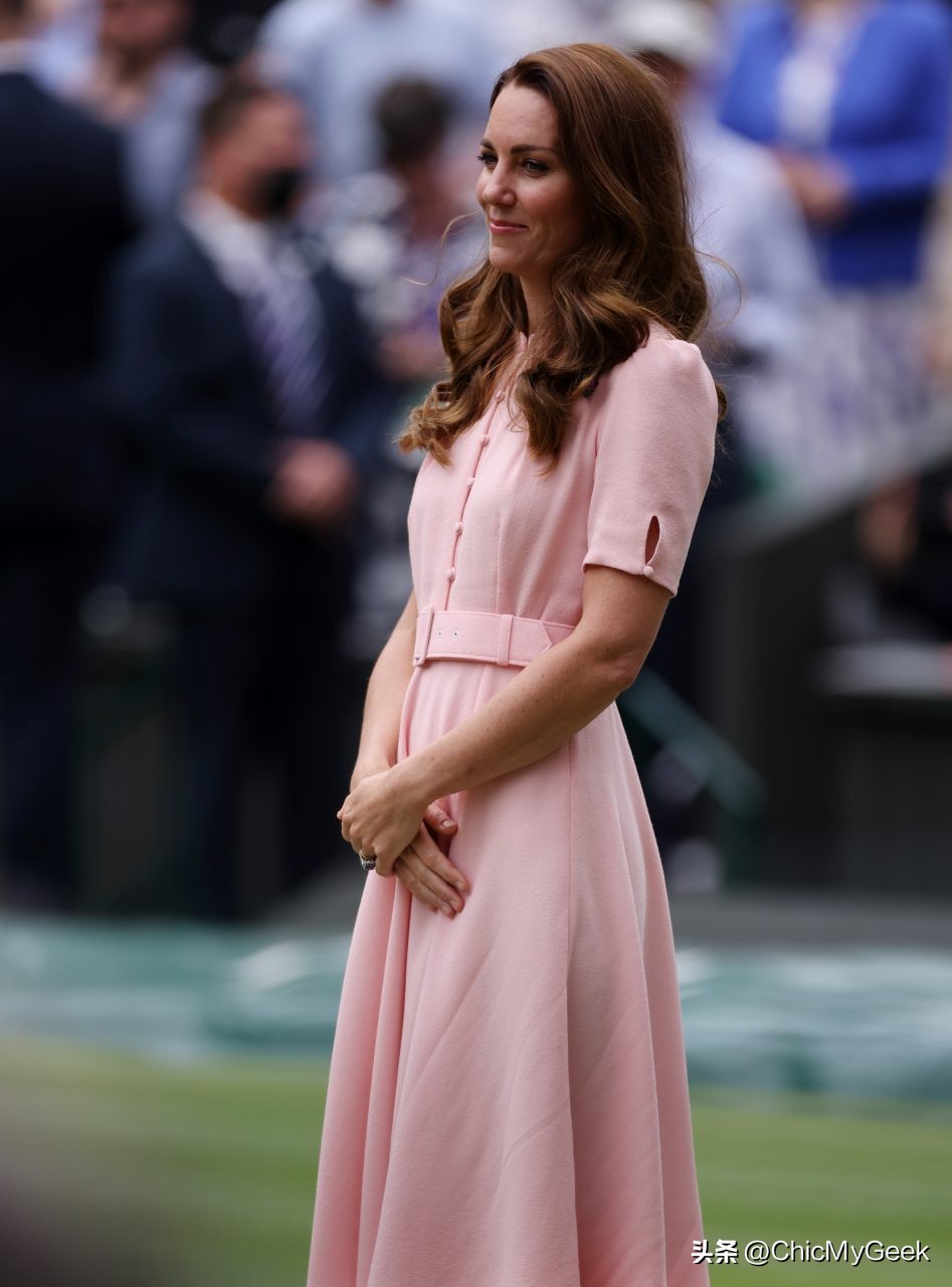 英王室女人罕见粉红照！戴安娜王妃美的一骑绝尘