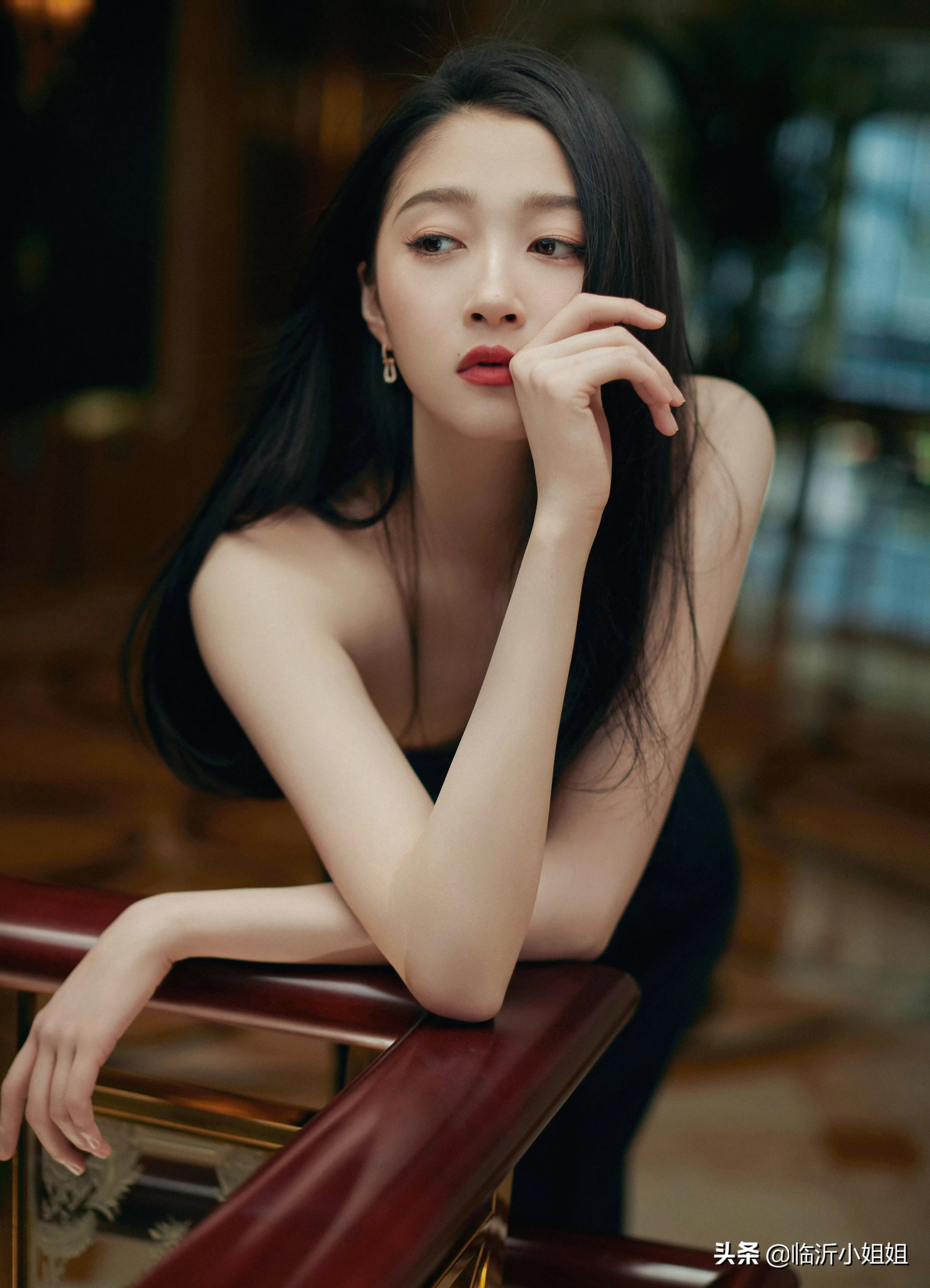 一双纤细修长的美腿羡煞旁人,身材比例非常完美