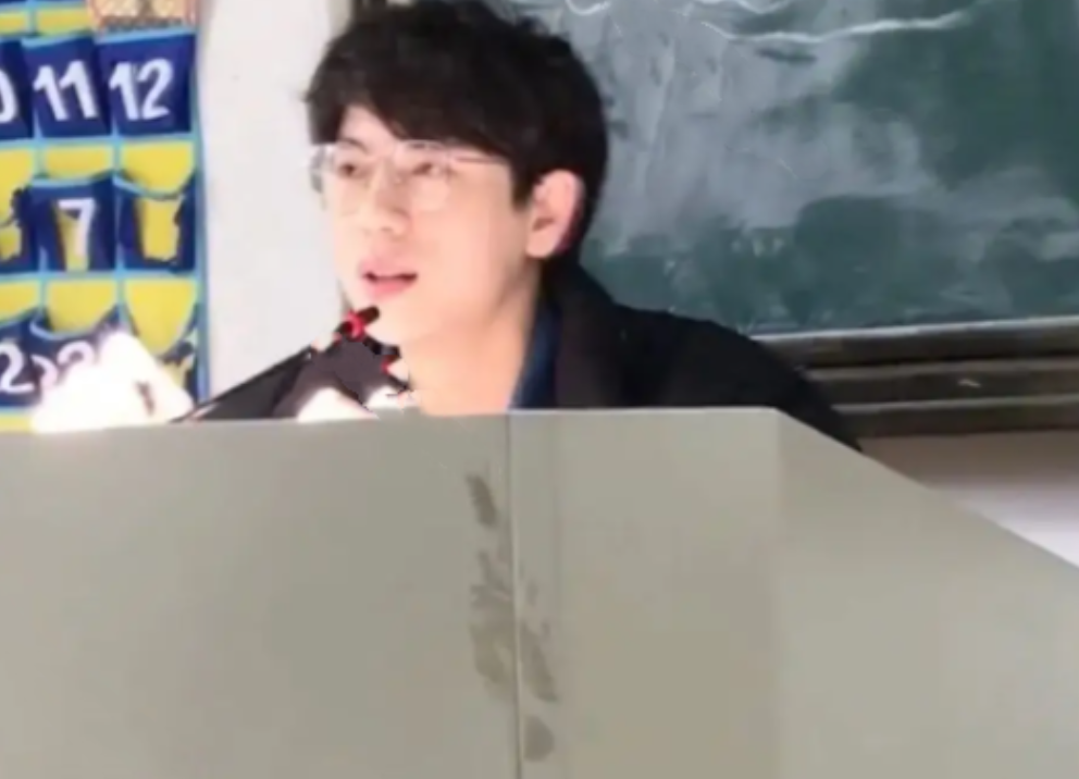 上海某高校老师撞脸“靳东”，颜值与才华并存，他的课学生从不逃