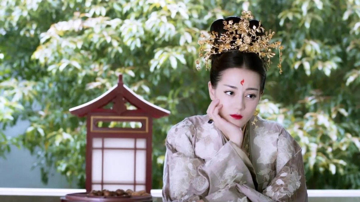 同样是“红衣造型”，杨幂娇俏像少女，赵丽颖霸气十足